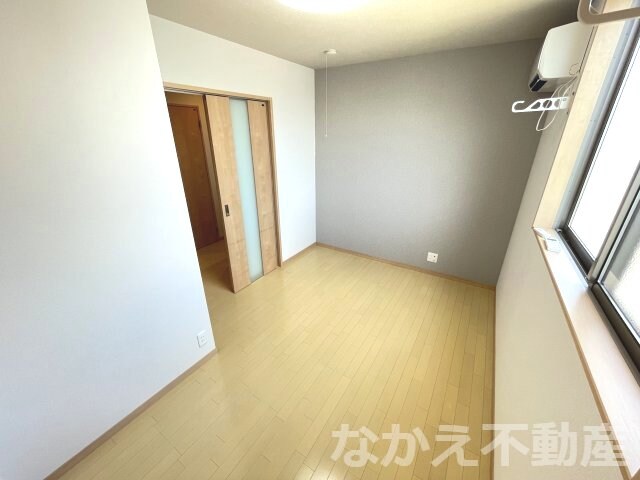 物件内観写真15　(広くて明るい寝室)