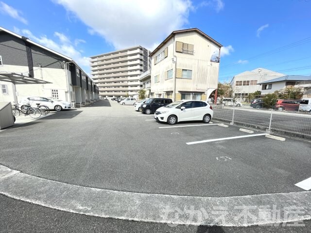 物件外観写真2　(車をお持ちの方に嬉しい駐車場付きの物件です)