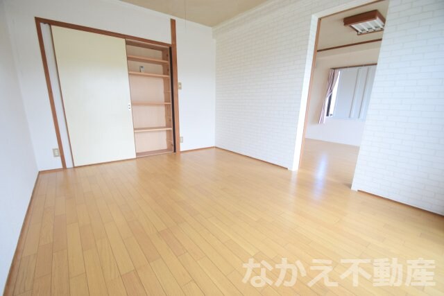 物件内観写真6　(広くて明るい寝室)