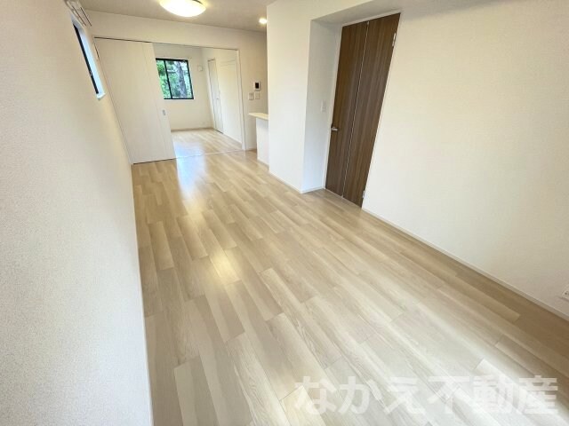 物件内観写真2　(こちらのリビングで趣味の時間をお楽しみください)