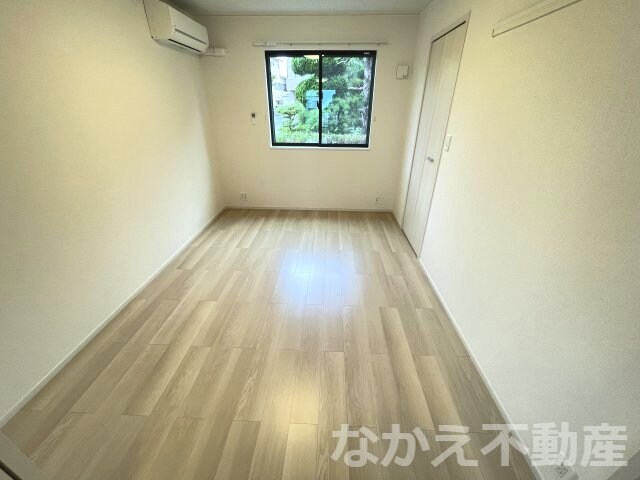 物件内観写真4　(落ち着いた色調の寝室です)