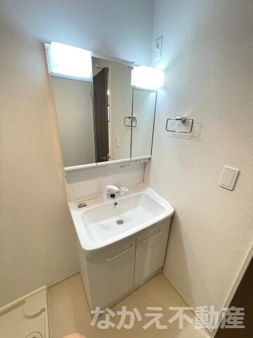 物件内観写真8　(ゆったりとスペースのある洗面所)