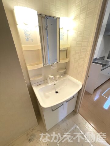 物件内観写真6　(広い洗面スペース)