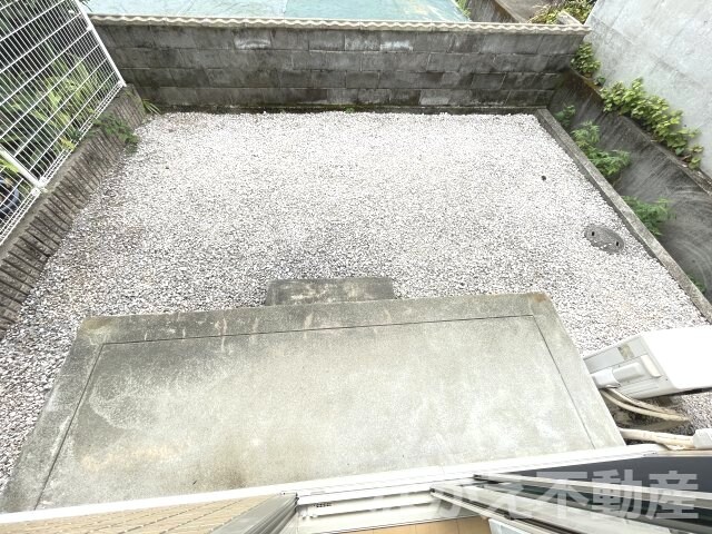 物件内観写真11　(開放的で明るい空間を演出してくれるバルコニーです)