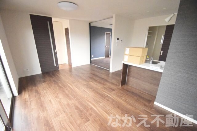 物件内観写真3　(こちらの居間で趣味の時間をお楽しみください)