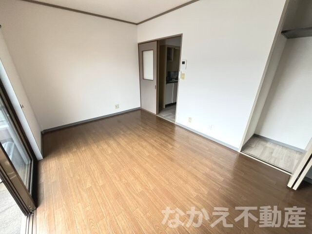 物件内観写真6　(落ち着いた色調の寝室です)