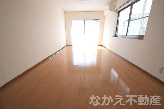 物件内観写真2　(個人の部屋や寝室として使える洋室です)