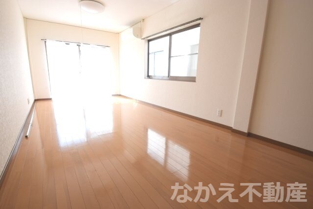 物件内観写真3　(こちらのリビングで趣味の時間をお楽しみください)