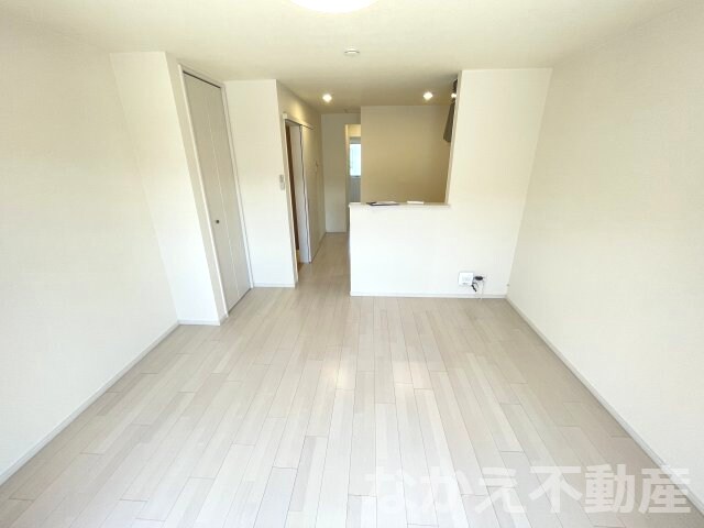 物件内観写真2　(ゆったりとした居間です)