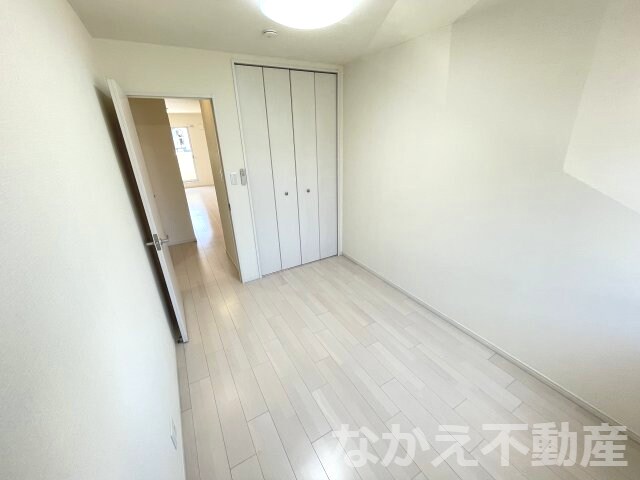 物件内観写真4　(落ち着いた色調の寝室です)