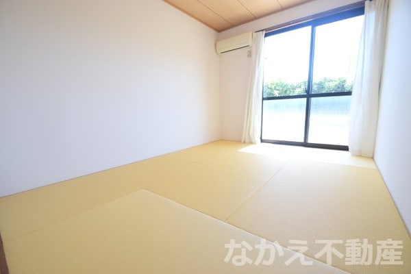寝室(落ち着いた色調の寝室です)