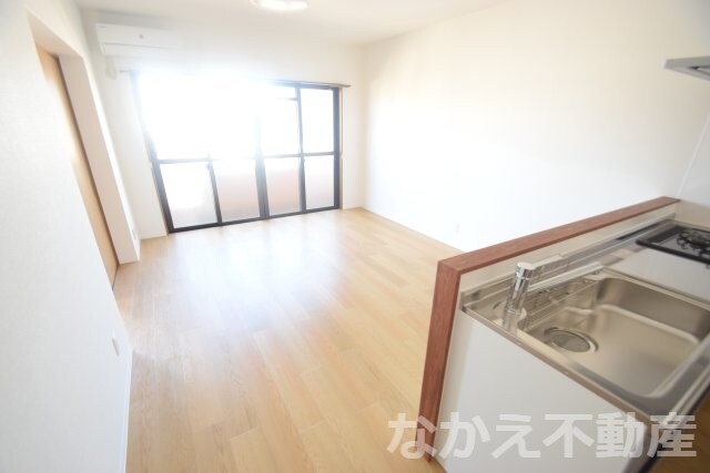 物件内観写真13　(こちらのリビングで趣味の時間をお楽しみください)