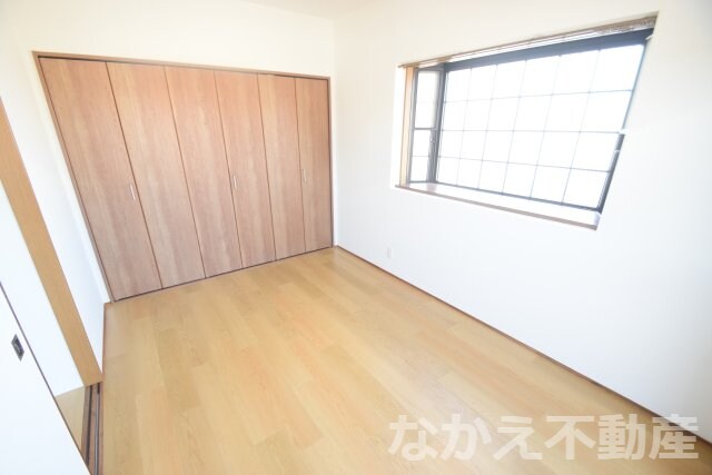 物件内観写真14　(開放的な寝室です)