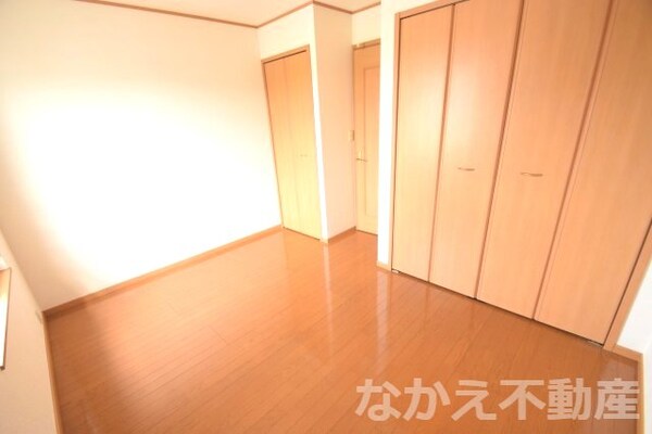 寝室(落ち着いて過ごせるお部屋なので、寝室にいかがでしょうか)