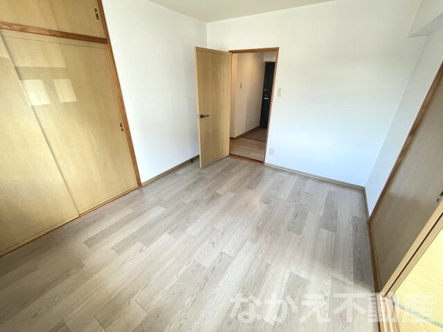 物件内観写真4　(開放的な寝室です)