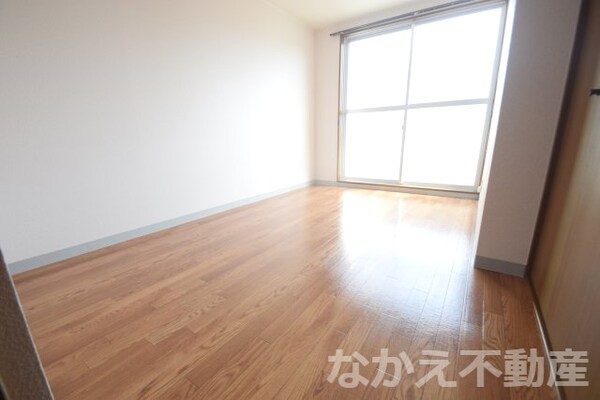 寝室(落ち着いて過ごせるお部屋なので、寝室にいかがでしょうか)