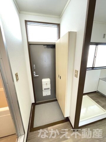 物件内観写真10　(明るい玄関です)
