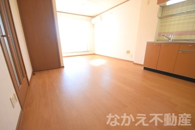 物件内観写真2　(個人の部屋や寝室として使える洋室です)