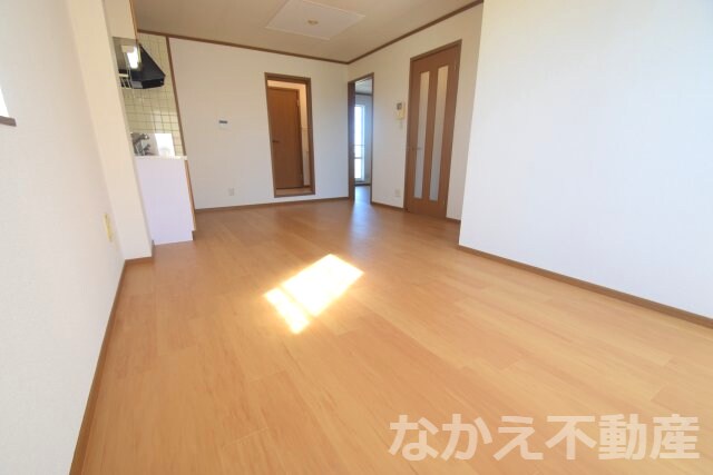 物件内観写真3　(こちらの居間で趣味の時間をお楽しみください)