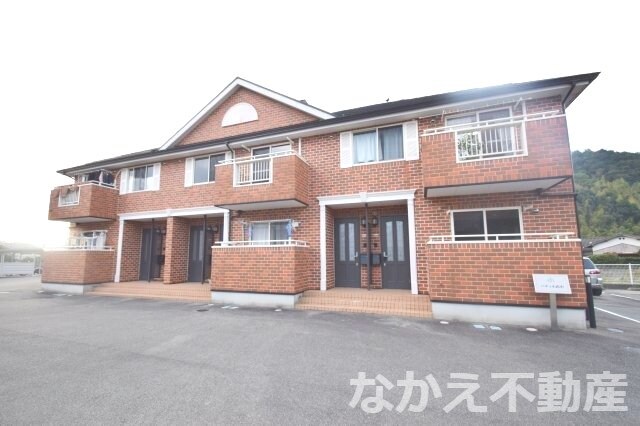 物件外観写真1　(外観は落ち着いています)