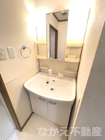 物件内観写真8　(明るい洗面所です)