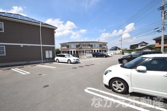 物件外観写真2　(カースペースがあります)