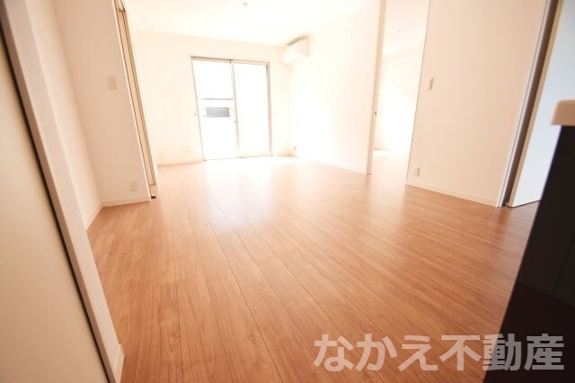 物件内観写真3　(こちらの居間で趣味の時間をお楽しみください)