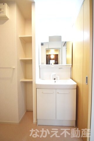 物件内観写真13　(広い洗面スペース)