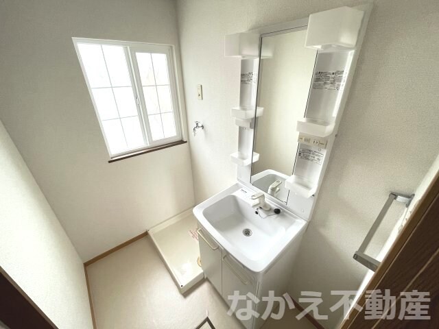 物件内観写真7　(明るい洗面所です)