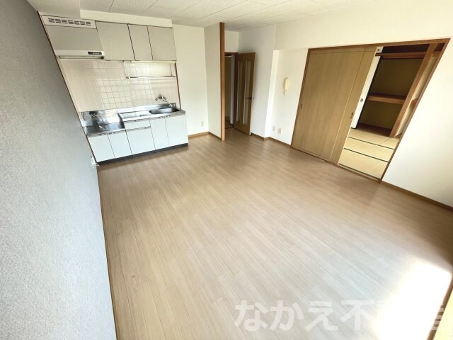 物件内観写真2　(おしゃれな居間です)