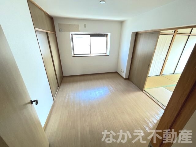 物件内観写真3　(広くて明るい寝室)