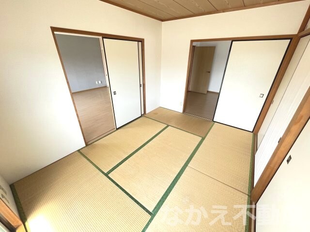 物件内観写真14　(落ち着いた色調の寝室です)