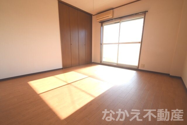 物件内観写真2　(広々とした洋室です)