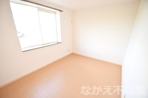 寝室(落ち着いて過ごせるお部屋なので、寝室にいかがでしょうか)