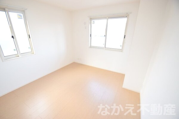 寝室(落ち着いた色調の寝室です)