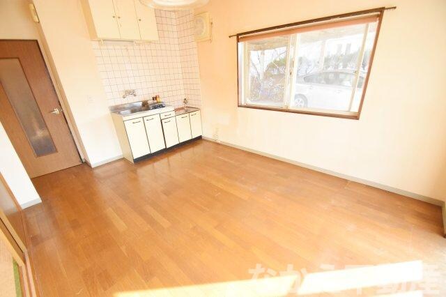 物件内観写真3　(ゆったりとした居間です)