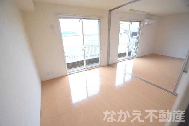 物件内観写真4　(こちらの居間で趣味の時間をお楽しみください)