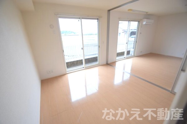 居室(こちらの居間で趣味の時間をお楽しみください)