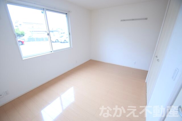 物件内観写真5　(落ち着いた色調の寝室です)