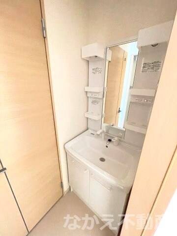 物件内観写真6　(広い洗面スペース)