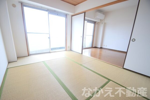 寝室(落ち着いた色調の寝室です)