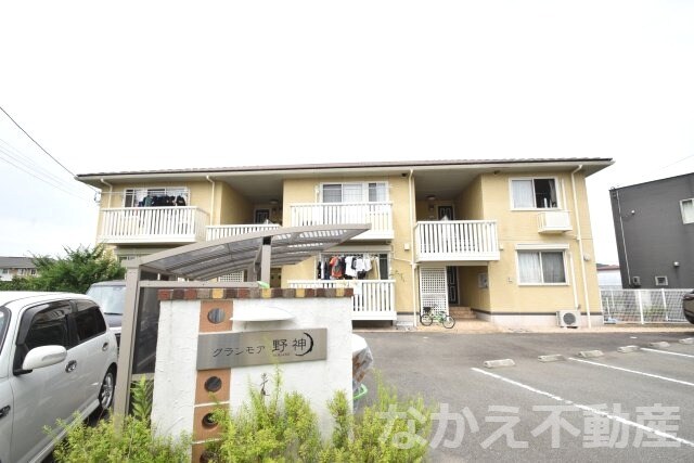 物件外観写真1　(外観は落ち着いています)