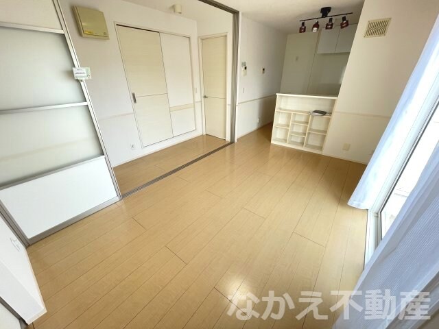 物件内観写真2　(こちらのリビングで趣味の時間をお楽しみください)