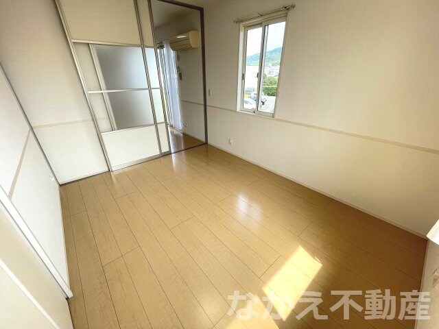 物件内観写真14　(広くて明るい寝室)