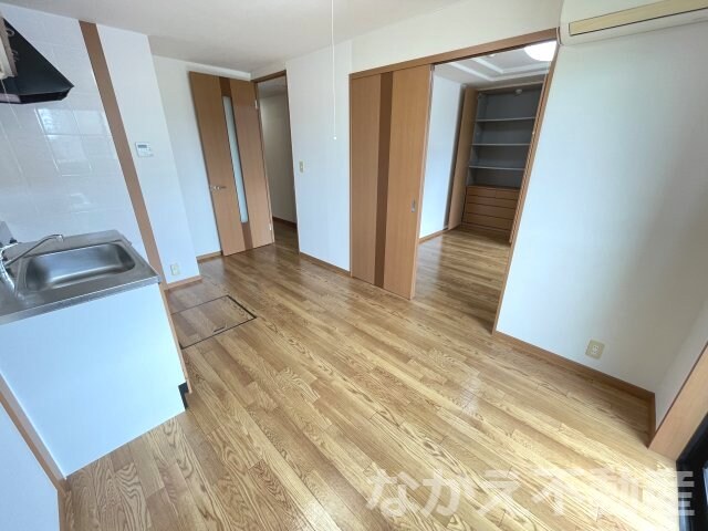 物件内観写真3　(ゆったりとした居間です)