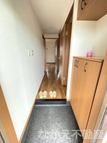 物件内観写真9　(明るい玄関です)