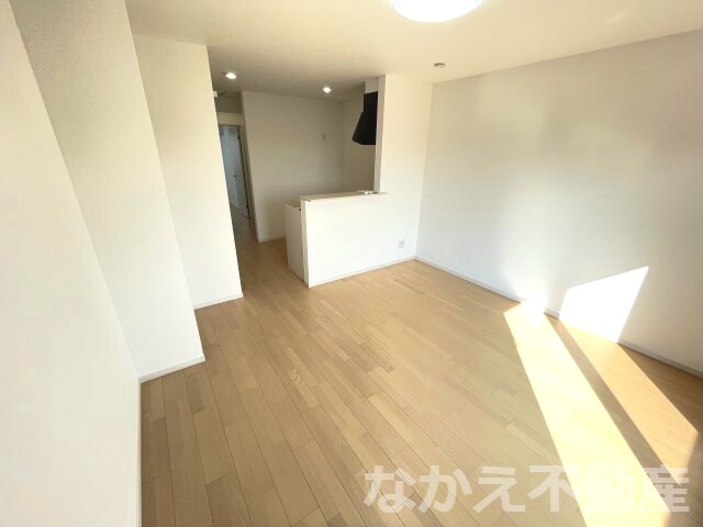 物件内観写真2　(ゆったりとした居間です)