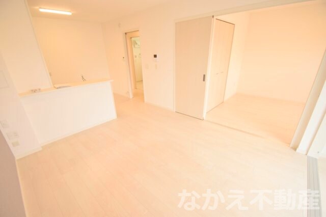 物件内観写真2　(こちらの居間で趣味の時間をお楽しみください)