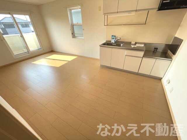 物件内観写真3　(ゆったりとした居間です)