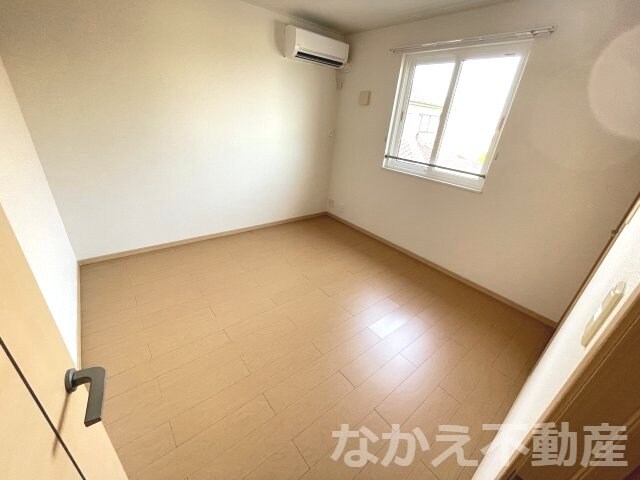 物件内観写真5　(落ち着いた色調の寝室です)